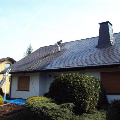 Reinigung und Beschichtung eines Kunstschiefer-Daches