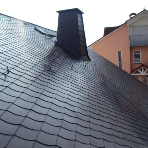 Reinigung und Beschichtung eines Kunstschiefer-Daches