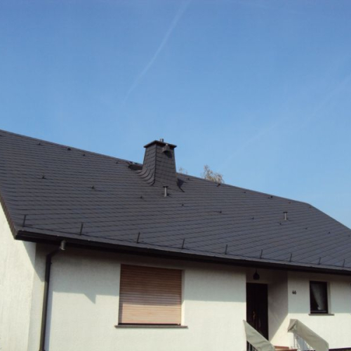 Reinigung und Beschichtung eines Kunstschiefer-Daches