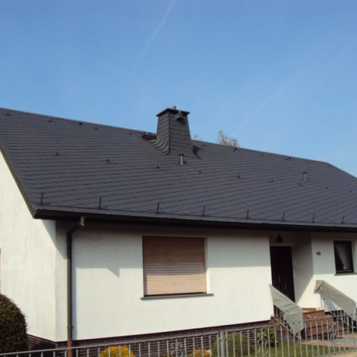 Reinigung und Beschichtung eines Kunstschiefer-Daches