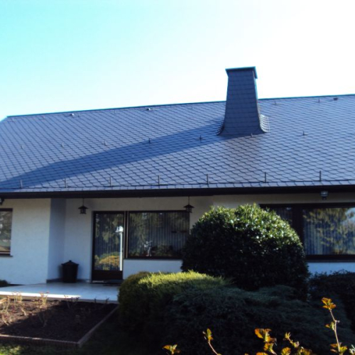 Reinigung und Beschichtung eines Kunstschiefer-Daches