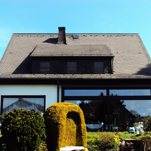 Dachreinigung und Dachbeschichtung in Anthrazit auf Kunstschiefer