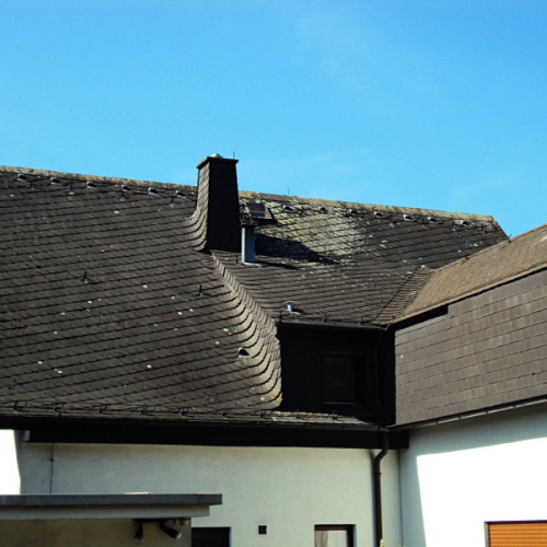 Dachreinigung und Dachbeschichtung in Anthrazit auf Kunstschiefer