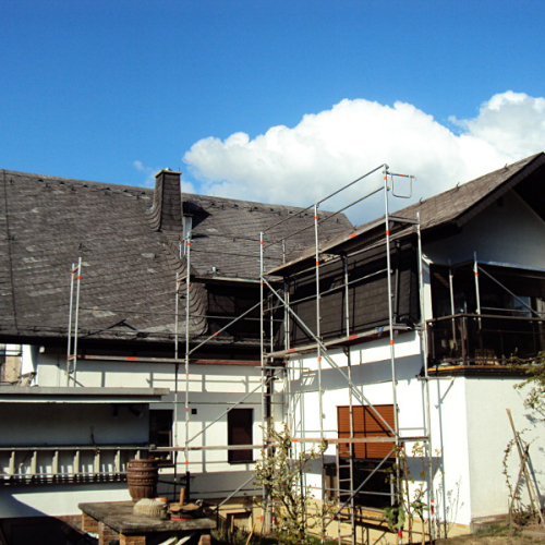 Dachreinigung und Dachbeschichtung in Anthrazit auf Kunstschiefer