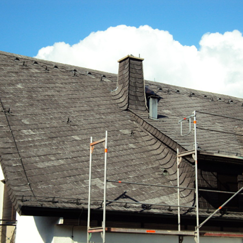 Dachreinigung und Dachbeschichtung in Anthrazit auf Kunstschiefer