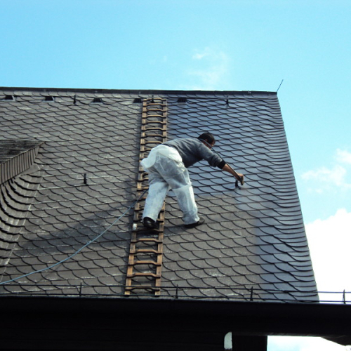 Dachreinigung und Dachbeschichtung in Anthrazit auf Kunstschiefer