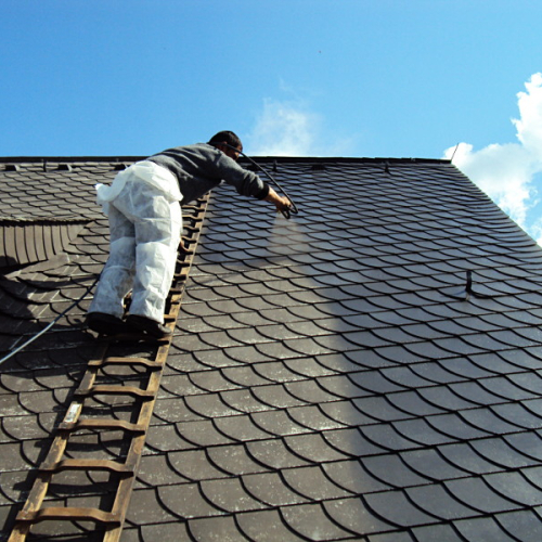 Dachreinigung und Dachbeschichtung in Anthrazit auf Kunstschiefer