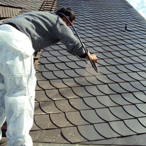 Dachreinigung und Dachbeschichtung in Anthrazit auf Kunstschiefer