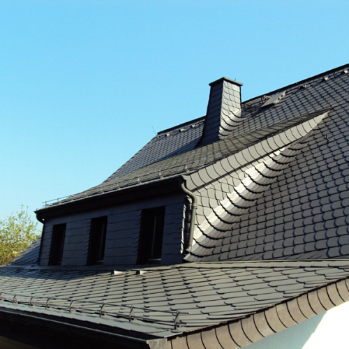 Dachreinigung und Dachbeschichtung in Anthrazit auf Kunstschiefer