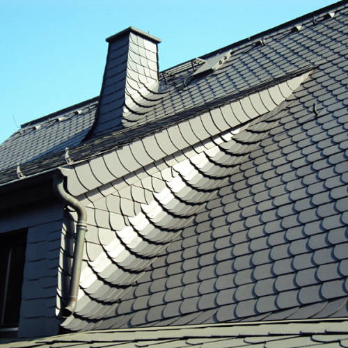 Dachreinigung und Dachbeschichtung in Anthrazit auf Kunstschiefer