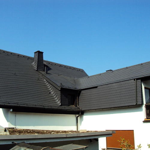 Dachreinigung und Dachbeschichtung in Anthrazit auf Kunstschiefer