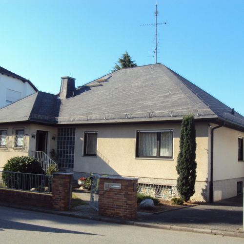 Dachsanierung und -beschichtung einer Villa in Fürstenfeldbruck