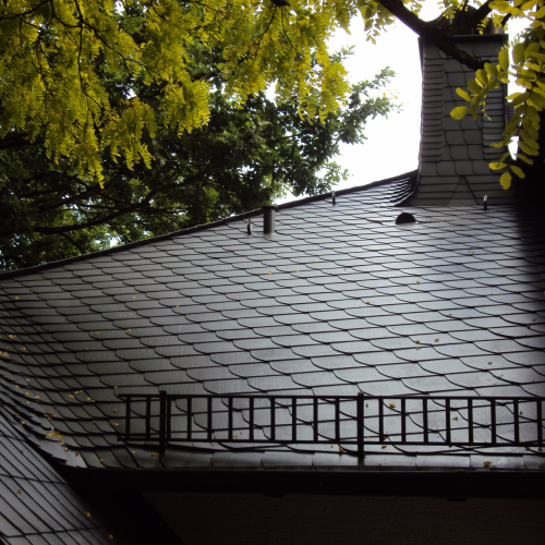 Einsparung von über 100.000 Euro – Sanierung des Kunstschieferdaches einer Villa