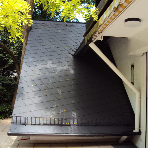 Einsparung von über 100.000 Euro – Sanierung des Kunstschieferdaches einer Villa