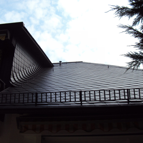 Einsparung von über 100.000 Euro – Sanierung des Kunstschieferdaches einer Villa