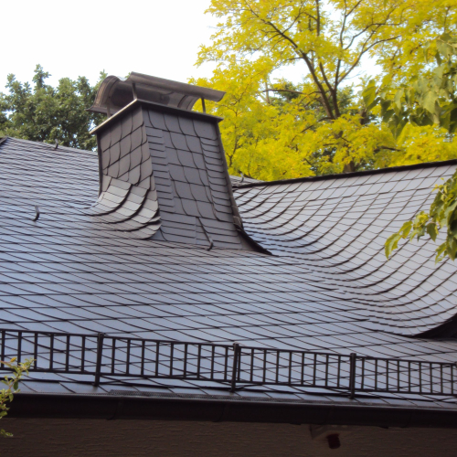 Einsparung von über 100.000 Euro – Sanierung des Kunstschieferdaches einer Villa
