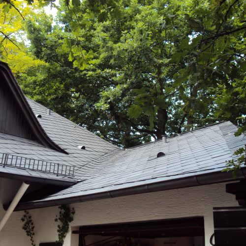 Einsparung von über 100.000 Euro – Sanierung des Kunstschieferdaches einer Villa