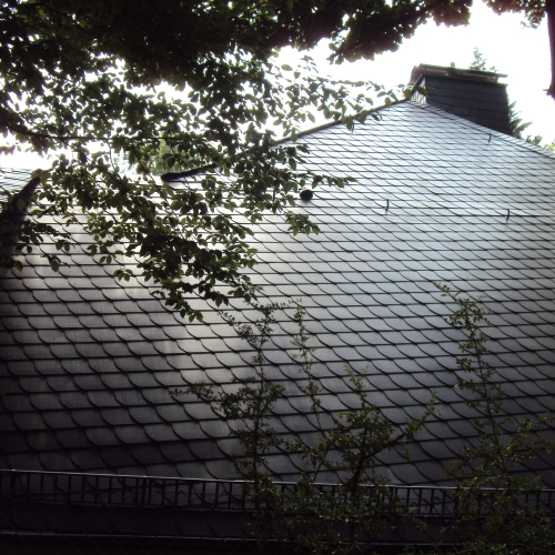 Einsparung von über 100.000 Euro – Sanierung des Kunstschieferdaches einer Villa