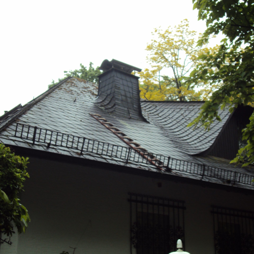 Einsparung von über 100.000 Euro – Sanierung des Kunstschieferdaches einer Villa