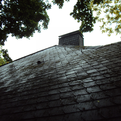 Einsparung von über 100.000 Euro – Sanierung des Kunstschieferdaches einer Villa