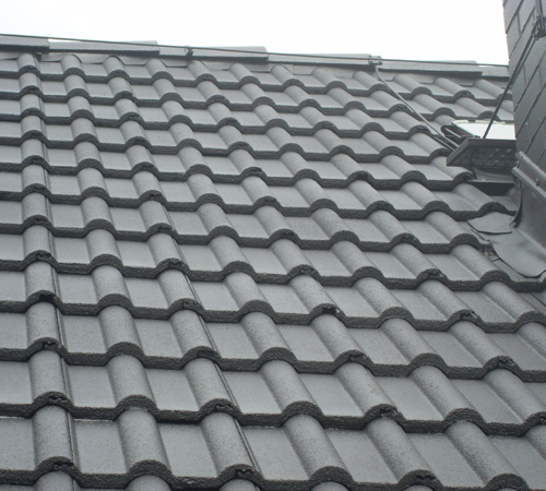 Dachsanierung bei Betonziegeln in Anthrazit
