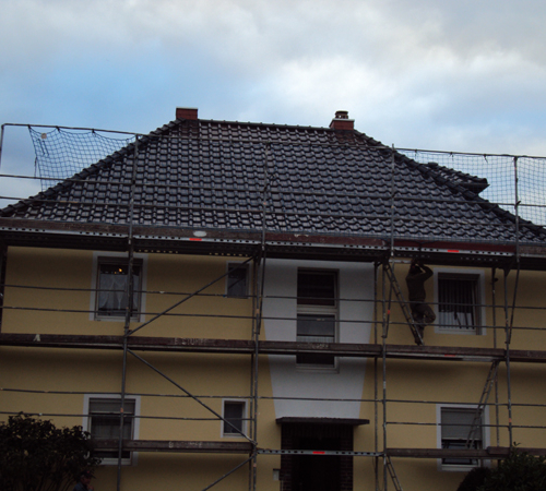 Dachsanierung bei Tonziegeln in Edelschwarz