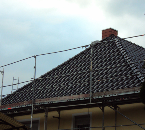 Dachsanierung bei Tonziegeln in Edelschwarz