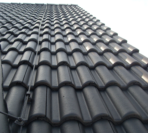 Dachreinigung und Beschichtung in Anthrazit und Edelschwarz