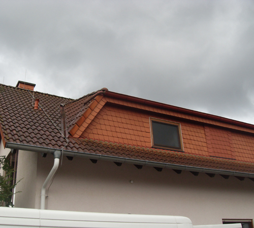 Dachreinigung und Beschichtung in Anthrazit und Edelschwarz