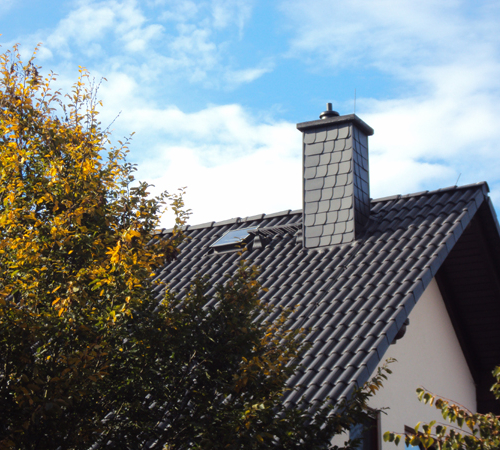 Dachreinigung und Beschichtung in Anthrazit und Edelschwarz