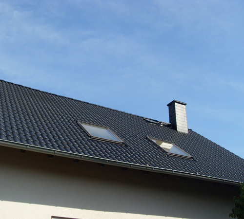 Dachreinigung und Beschichtung in Anthrazit und Edelschwarz