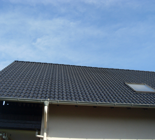 Dachreinigung und Beschichtung in Anthrazit und Edelschwarz