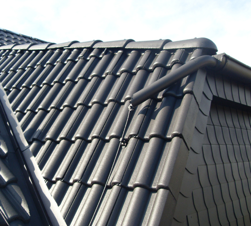 Dachreinigung und Beschichtung in Anthrazit und Edelschwarz