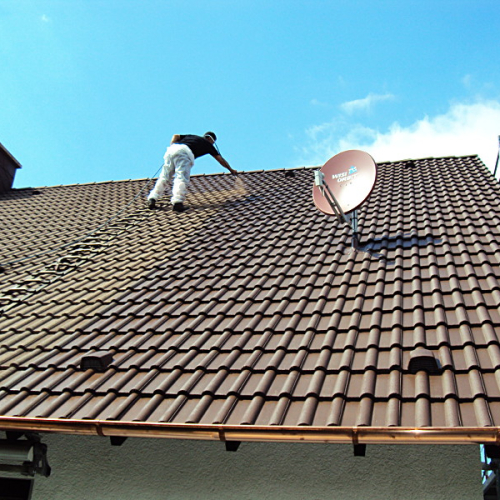 Dachreinigung und Dachbeschichtung am Satteldach