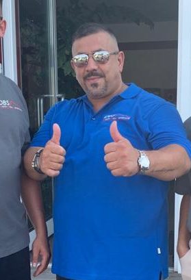 Orhan Gezici macht eine "Daumen hoch" Geste