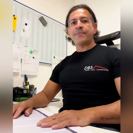 Orhan Gesizi schaut während der Arbeit freundlich in die Kamera