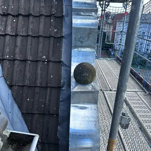 Historisches Gebäude komplett eingerüstet und Spenglerarbeiten ausgeführt