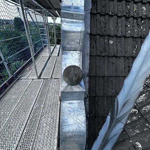 Historisches Gebäude komplett eingerüstet und Spenglerarbeiten ausgeführt