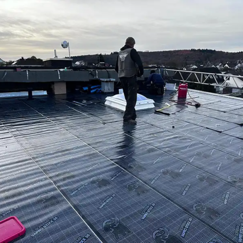 Sanierung eines Flachdachs mit 6° Gefälle in Hanau