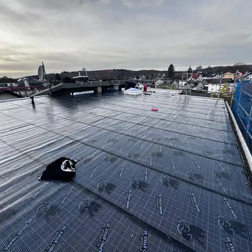 Sanierung eines Flachdachs mit 6° Gefälle in Hanau
